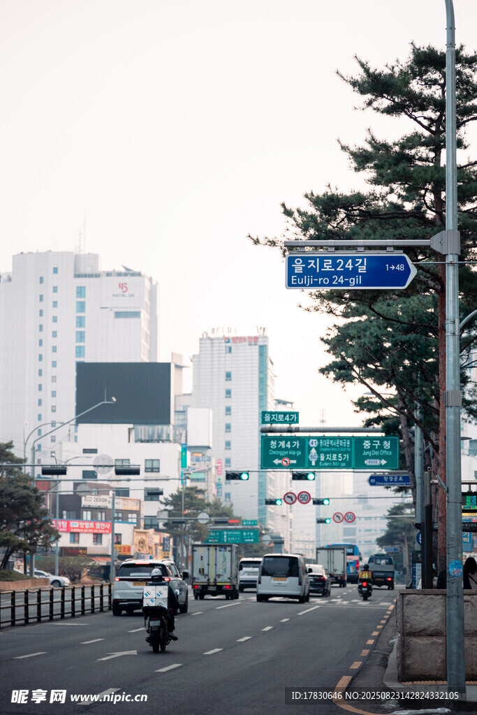 城市道路与周边建筑景观