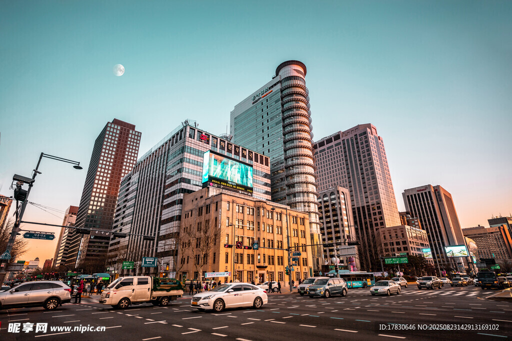 城市黄昏下的繁华街景
