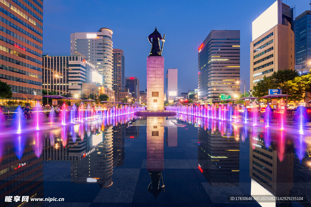 城市夜景喷泉与高楼景观