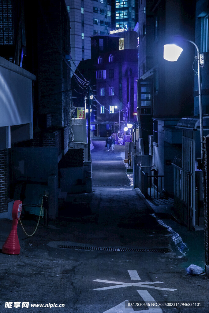 夜晚小巷的静谧街景