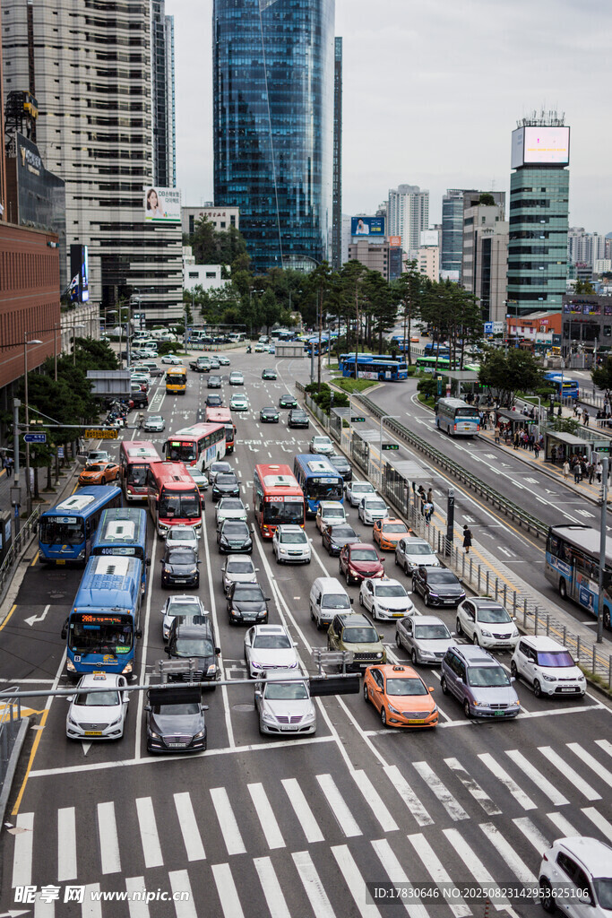 城市繁忙路口拥堵景象