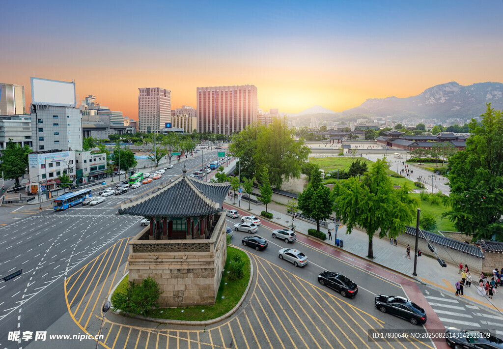 城市中古建筑与现代道路景观