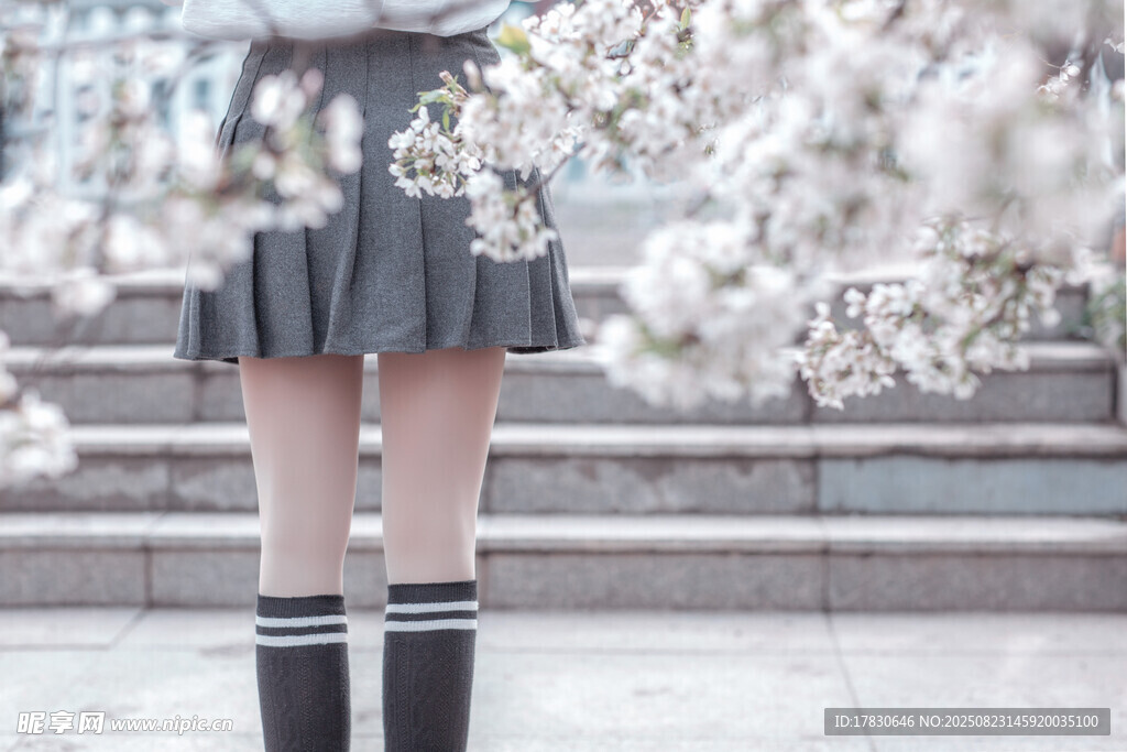 少女短裙配袜站于樱花下
