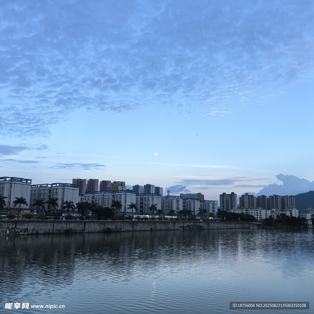 湖畔城市风光宁 静景致