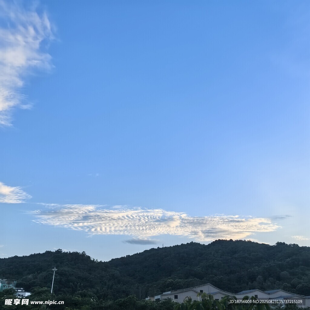 蓝天青山间的美丽景致