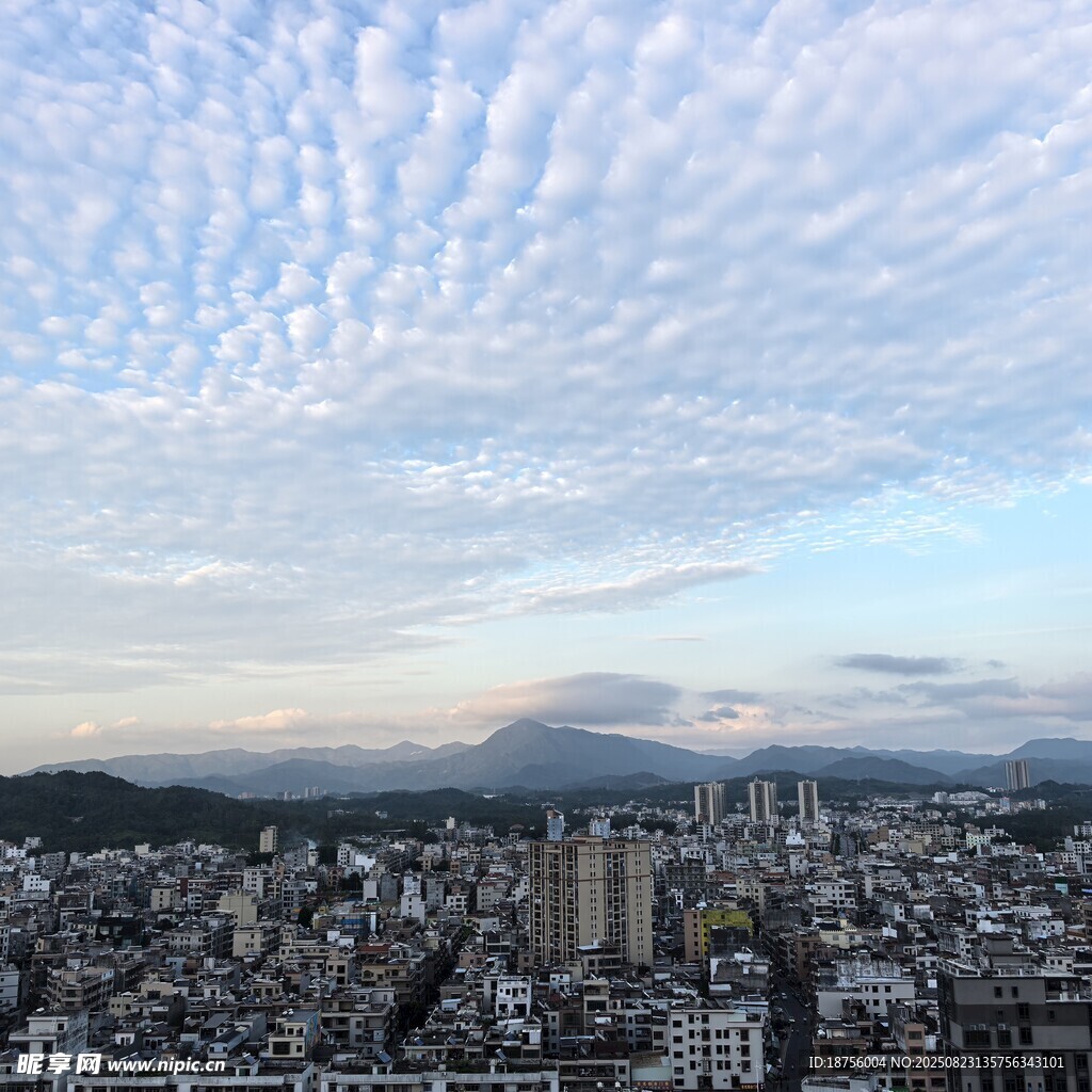 城市天际线与层叠云彩