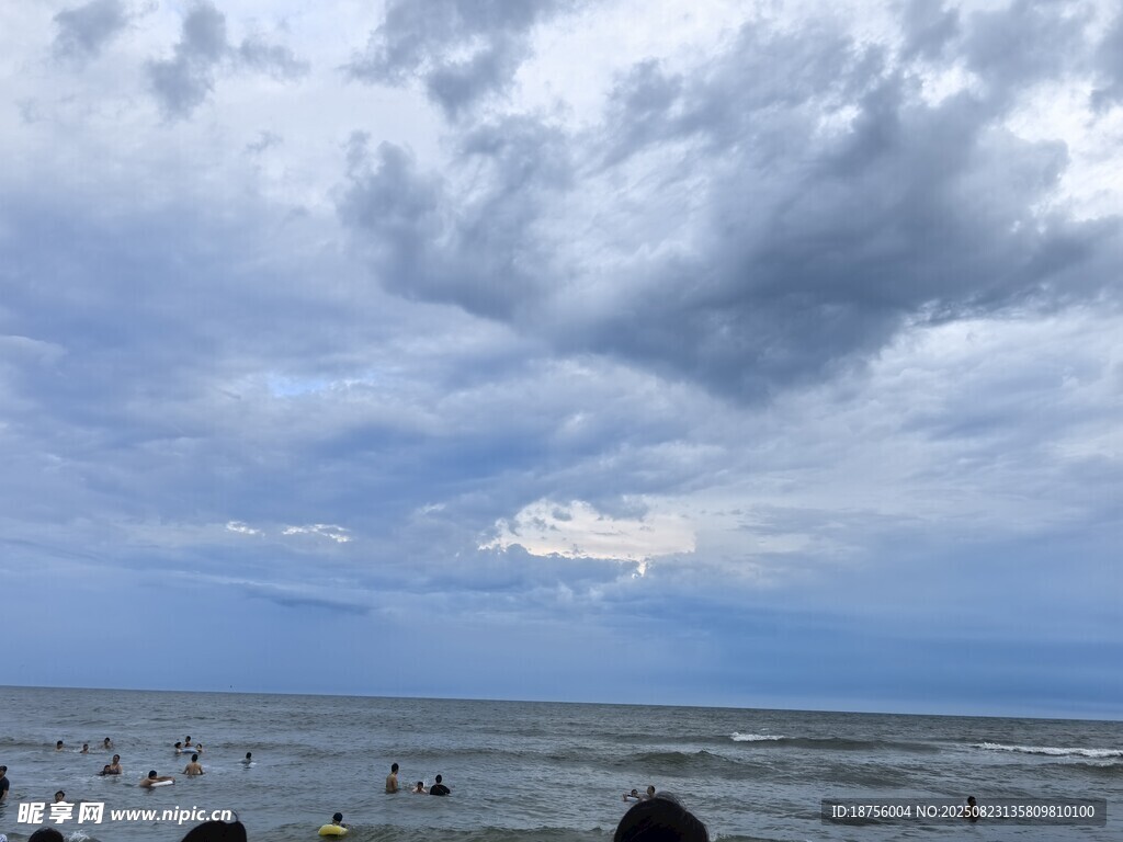 阴天海滩上的人群与海景