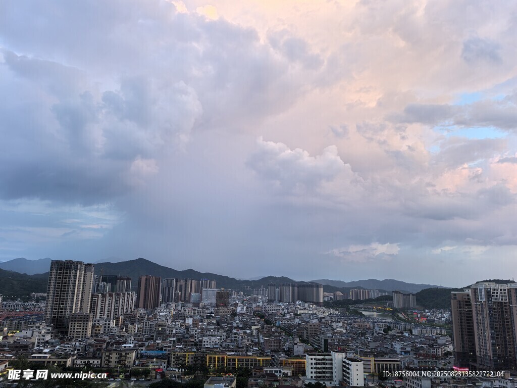 城市上空的绚丽云霞