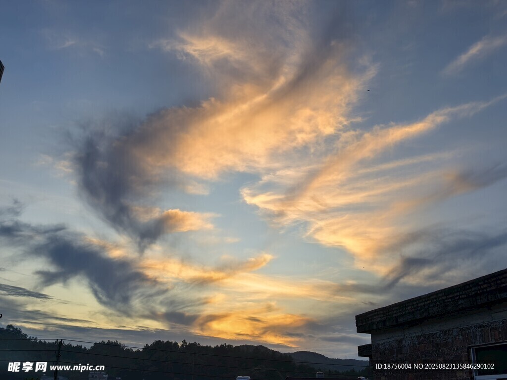 夕阳下的绚烂天空