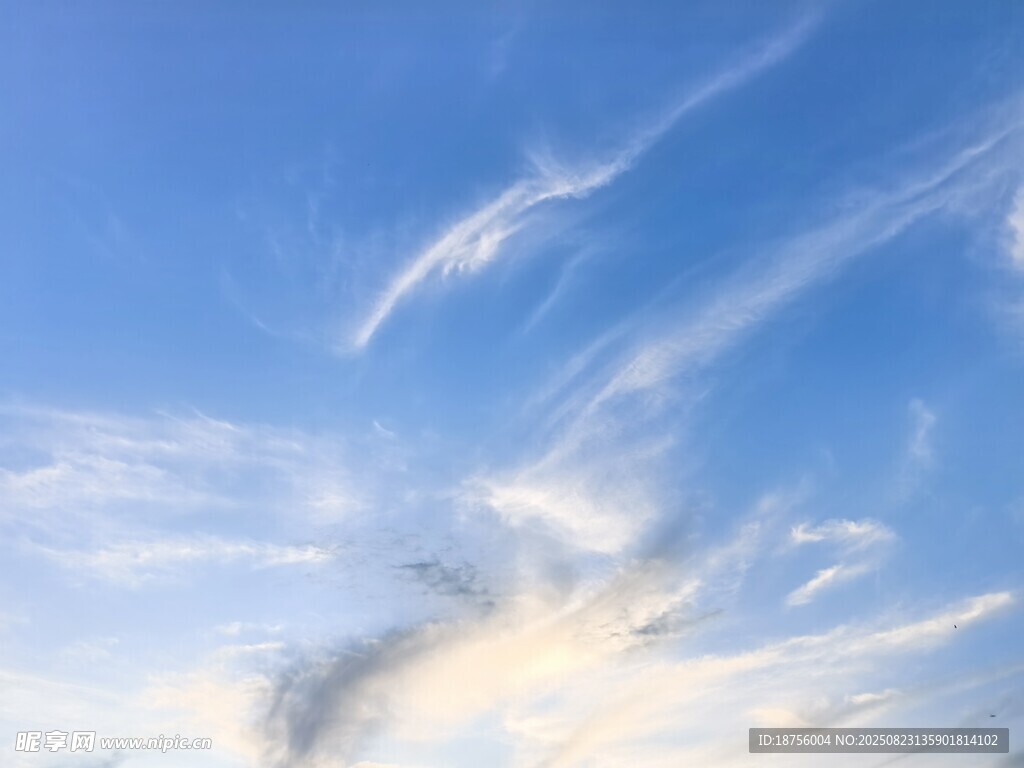 蓝天飘絮状白云美景