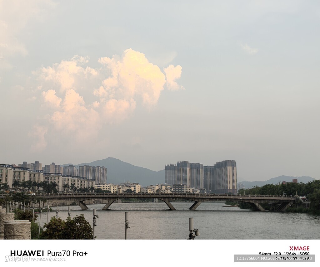 河畔城市风景与天边云朵