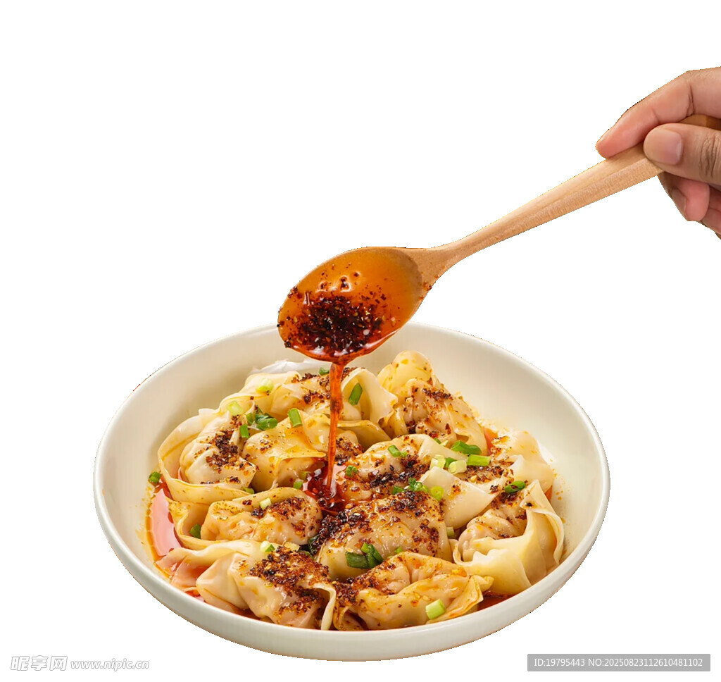 手舀调料浇在美味面条上