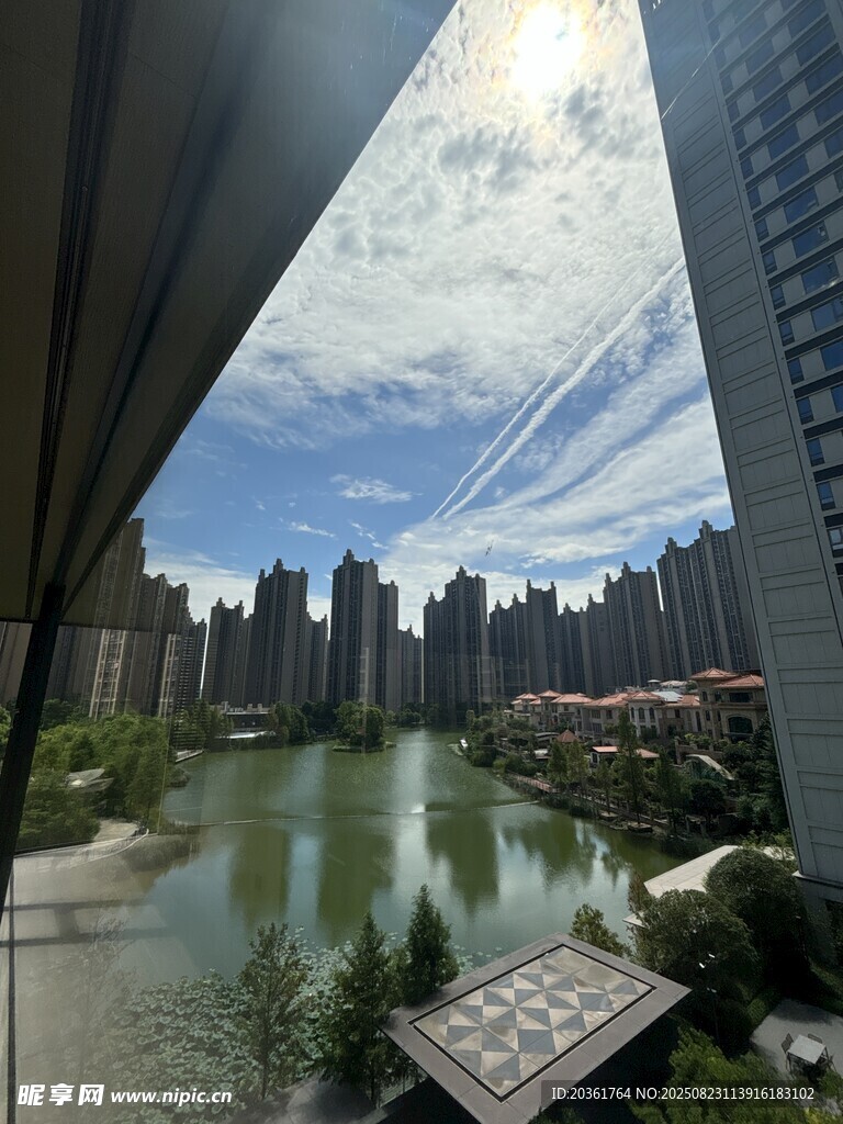 城市河畔高楼景观