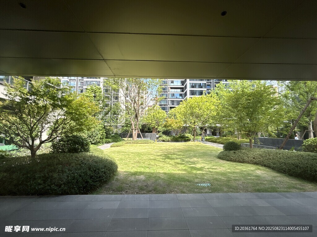 小区内绿意盎然的景观
