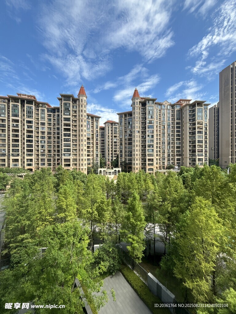 绿树环绕的高层住宅小区