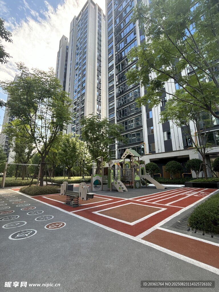 城市中高层住宅旁的休闲区