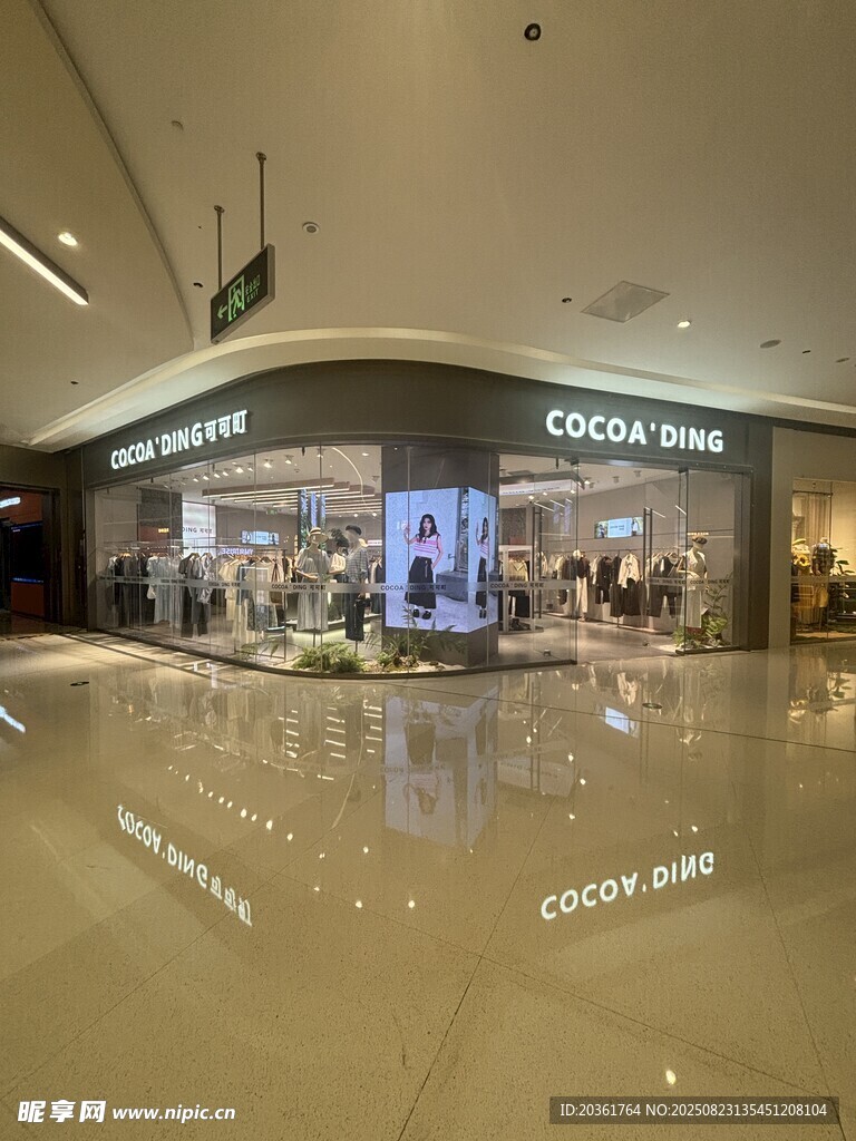 商场内的Coach品牌店铺