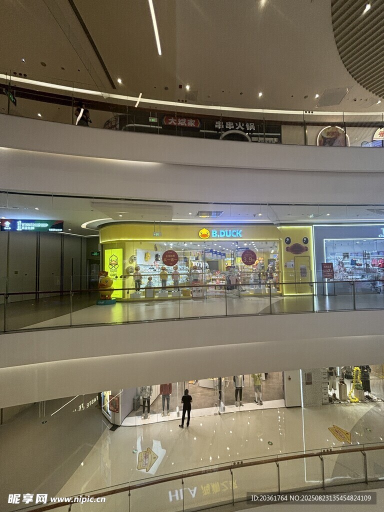 商场内部繁华景象