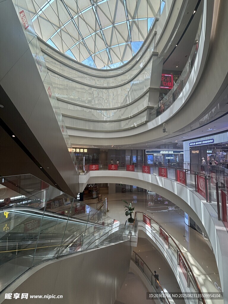 商场内部自动扶梯场景