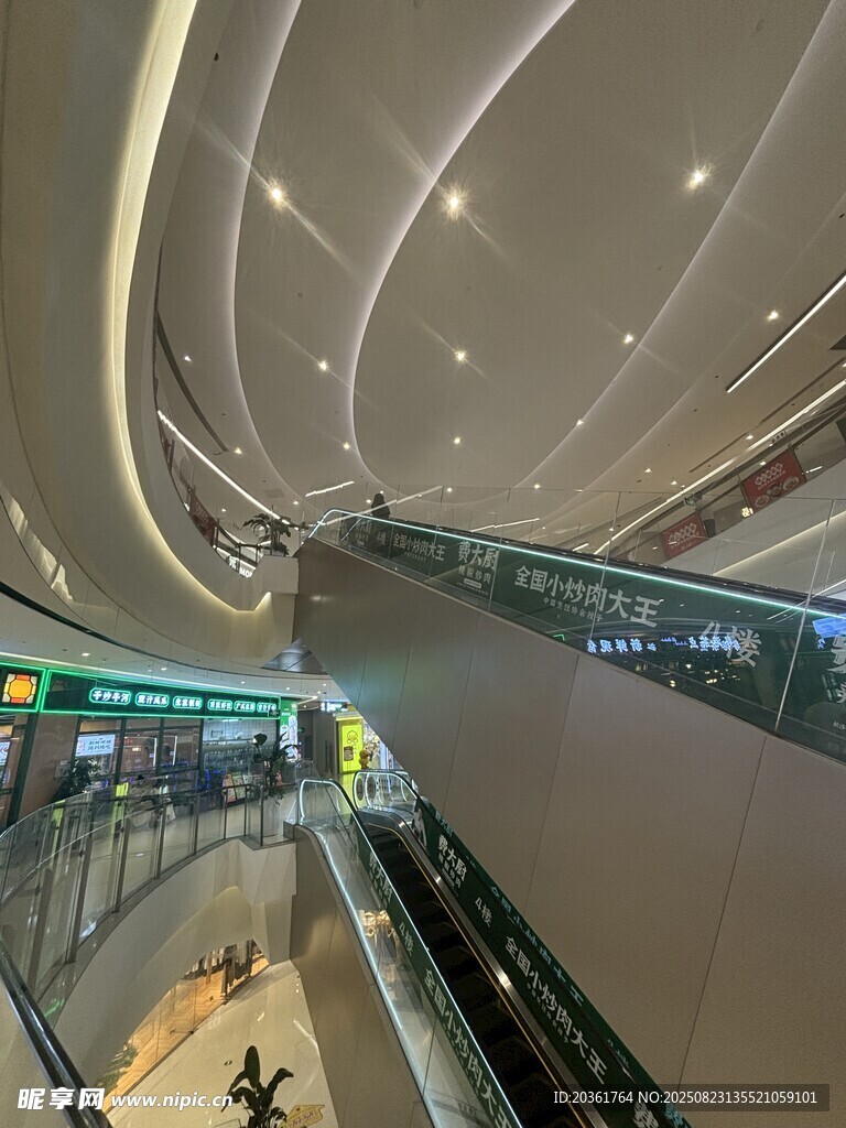 现代商场内部扶梯景观