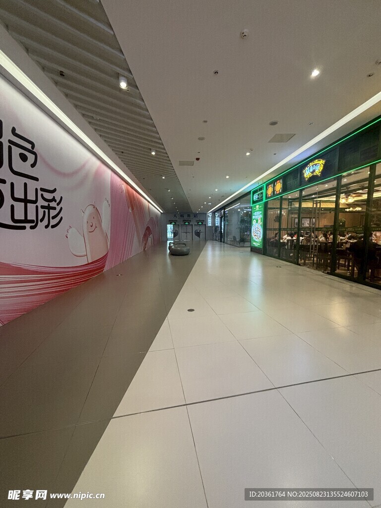 宽敞明亮的商场内部通道