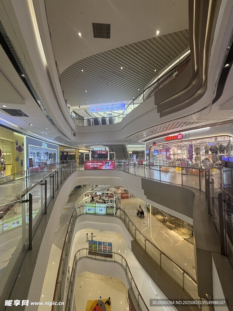现代时尚商场内部景观