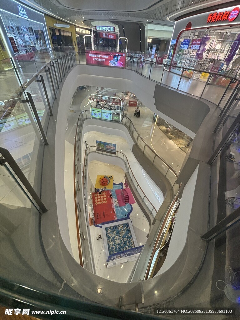 商场内部扶梯及店铺景观