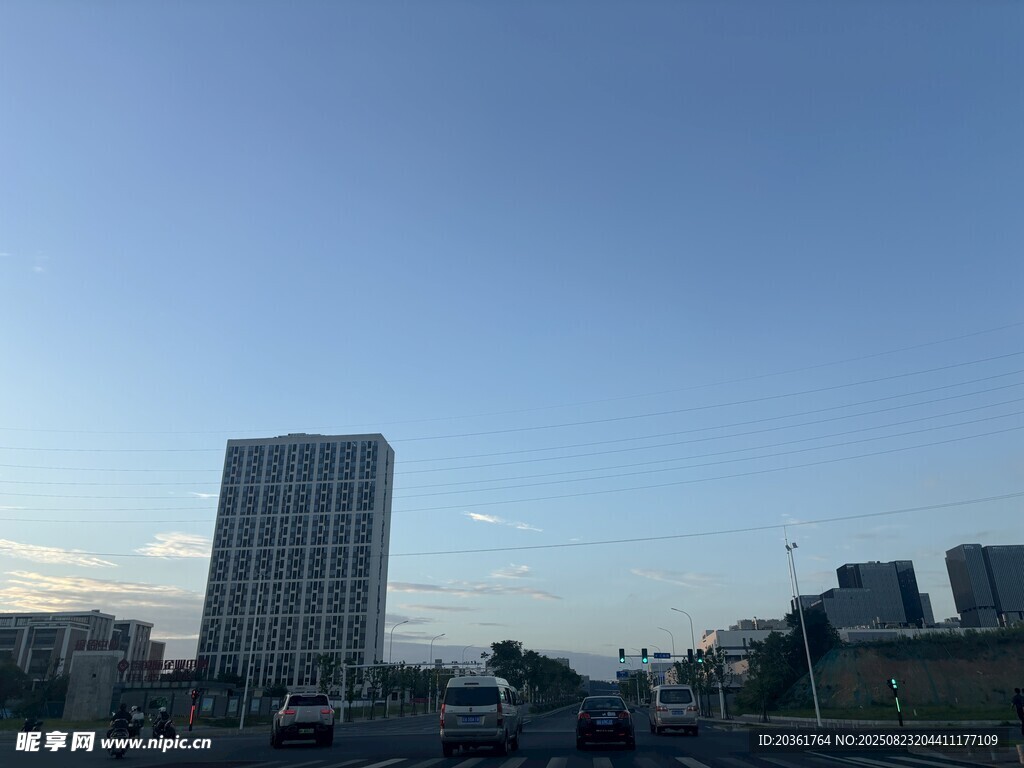 城市天际线与行驶车辆
