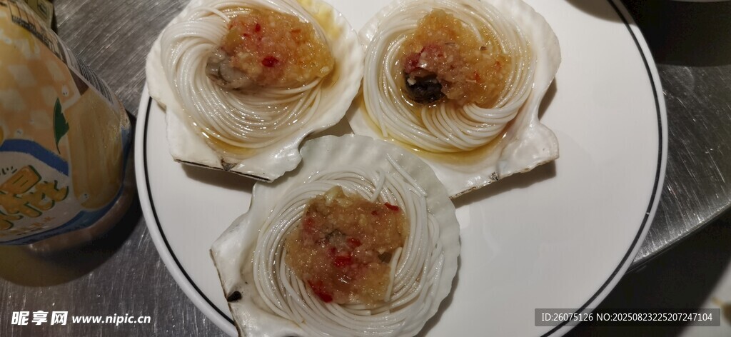 美味扇贝摆放在盘中