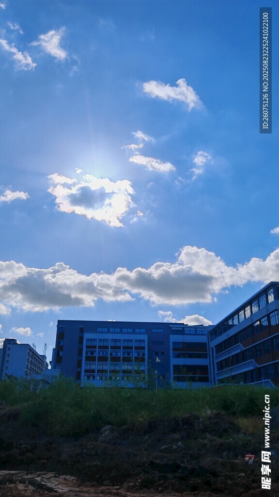 蓝天阳光下的现代建筑
