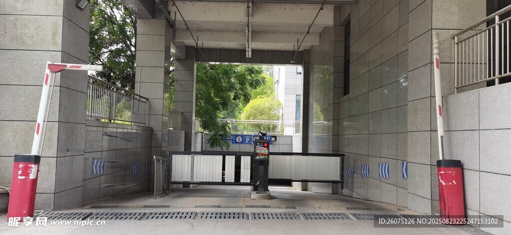 地下停车场入口