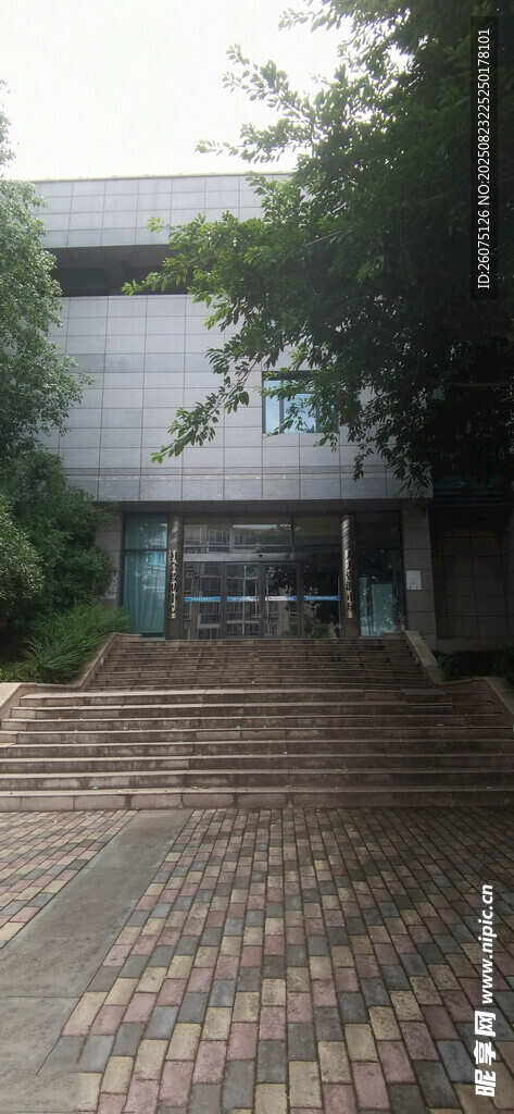 建筑前的砖石阶梯