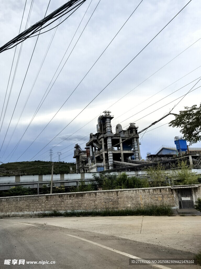公路旁的在建房屋景观