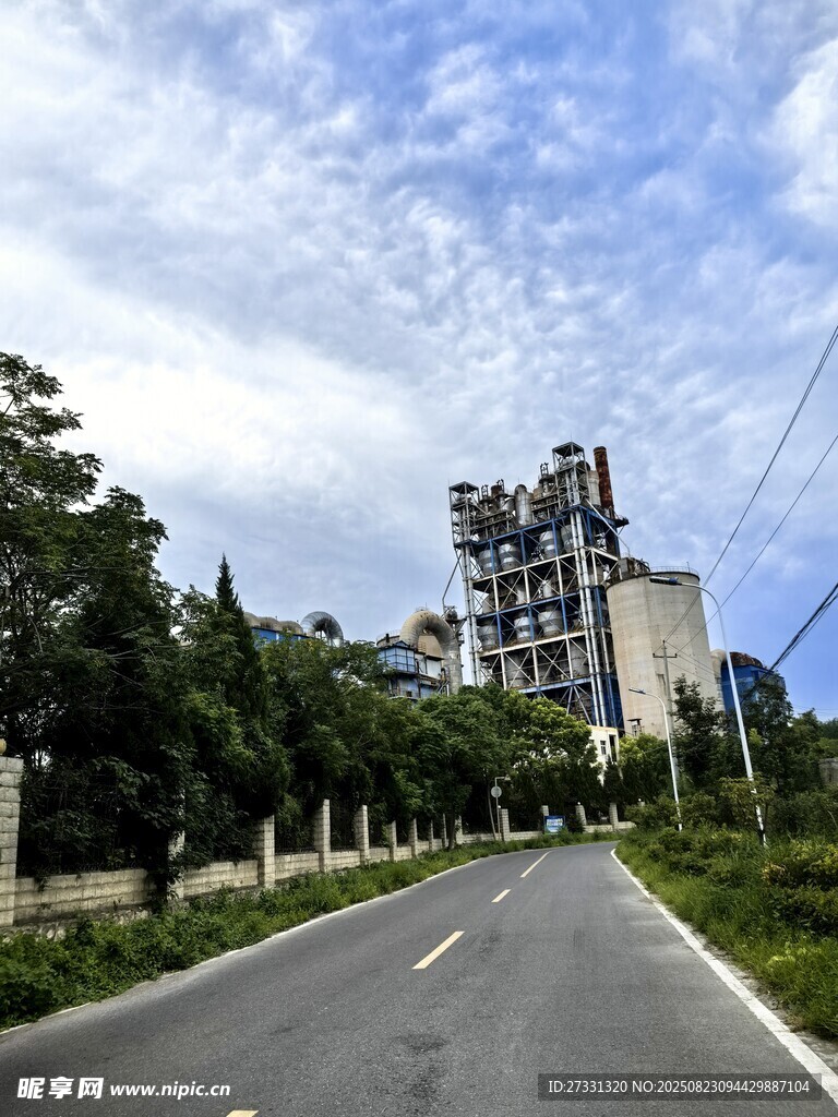 城郊公路旁的高楼与绿树