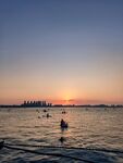 海边日落时的惬意水上场景