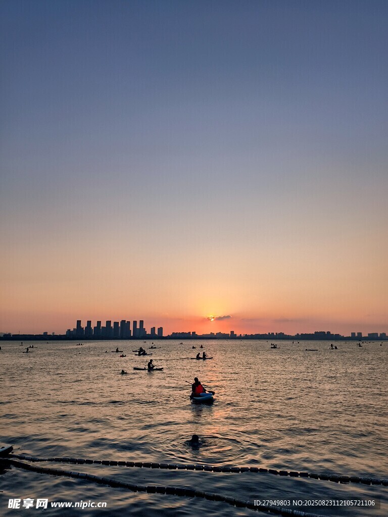 海边日落时的惬意水上场景