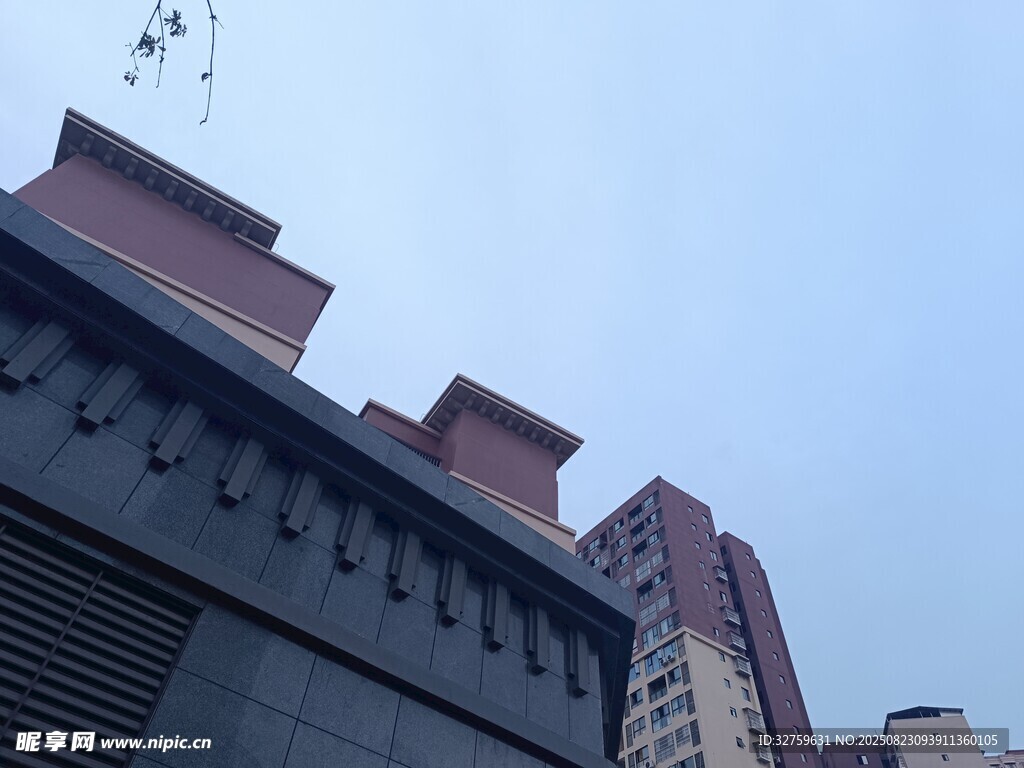 中式建筑屋顶与现代高楼