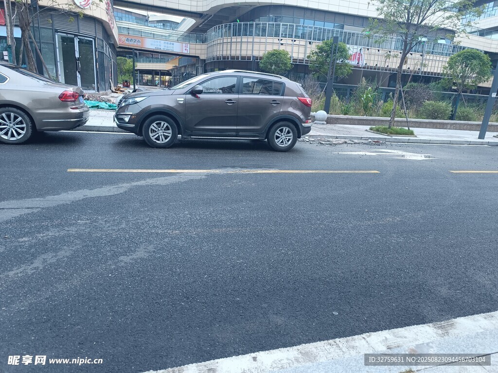 道路上两辆汽车并排停放