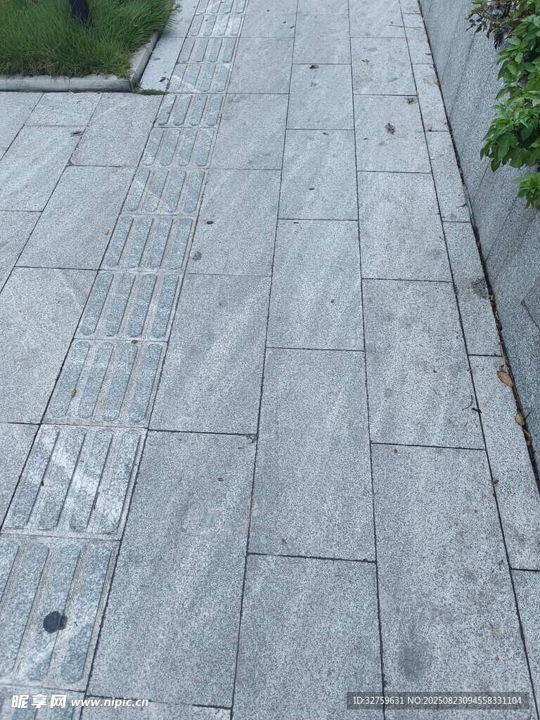 灰色石板铺就的户外地面