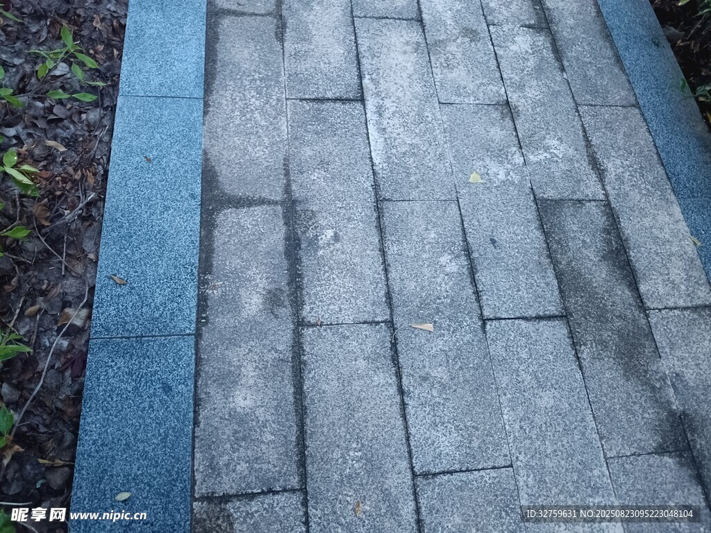 灰色砖砌步道