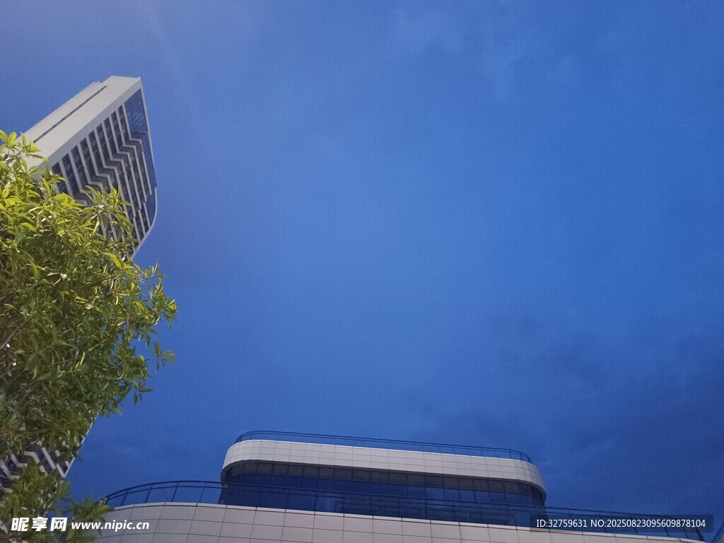 城市蓝天与建筑绿树景观