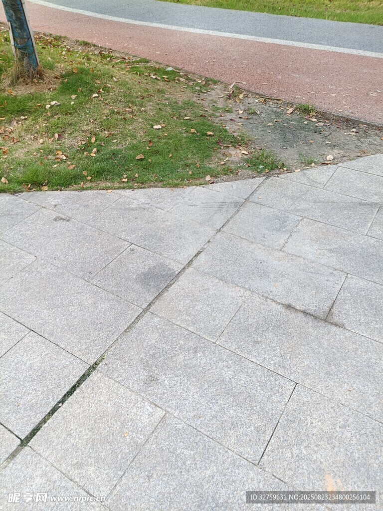 人行道地面及路边景象