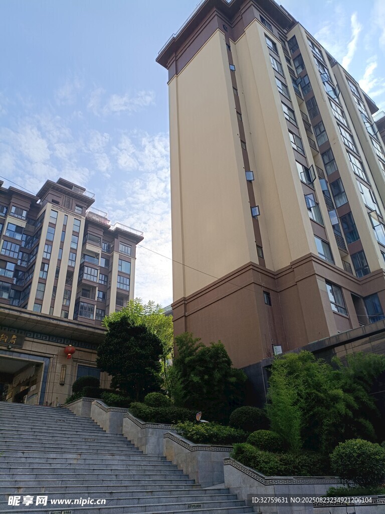 高层住宅旁的绿植景观