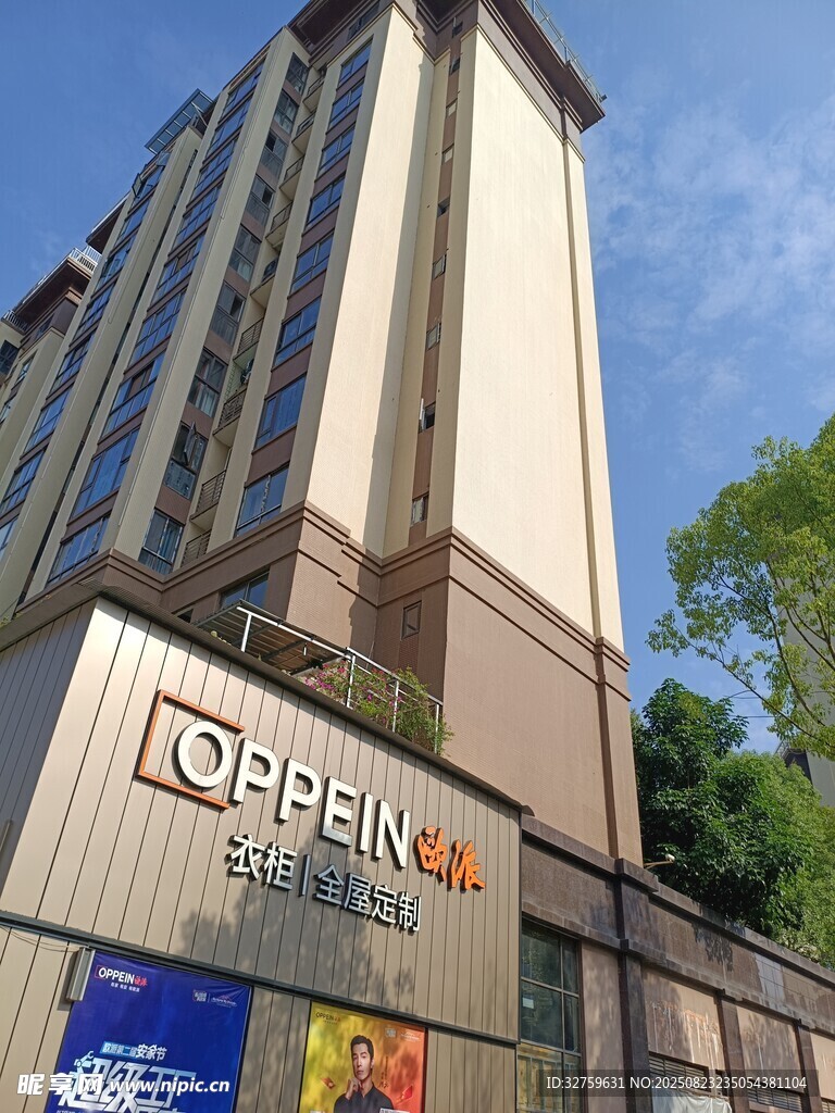 城市中高耸的酒店