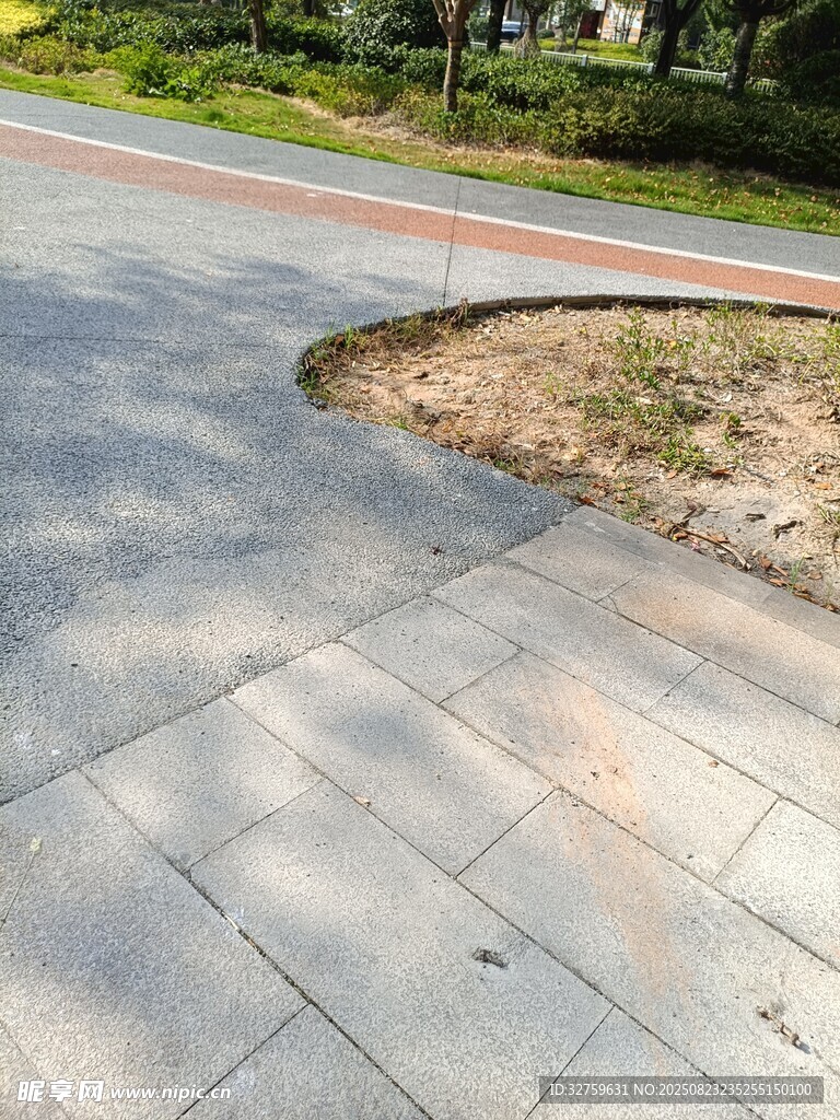 户外铺设的灰色石板路面