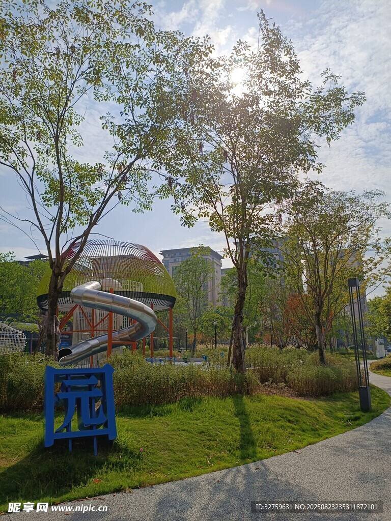城市公园内的休闲景致