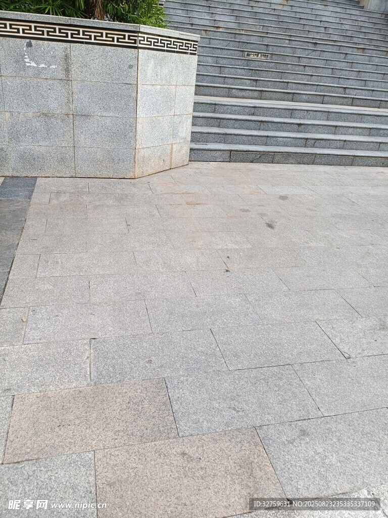 户外灰色石材铺就地面