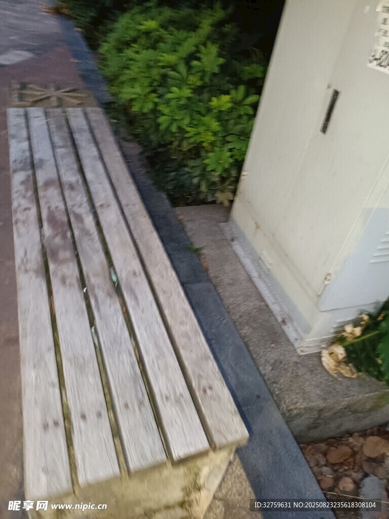 户外木质长椅特写