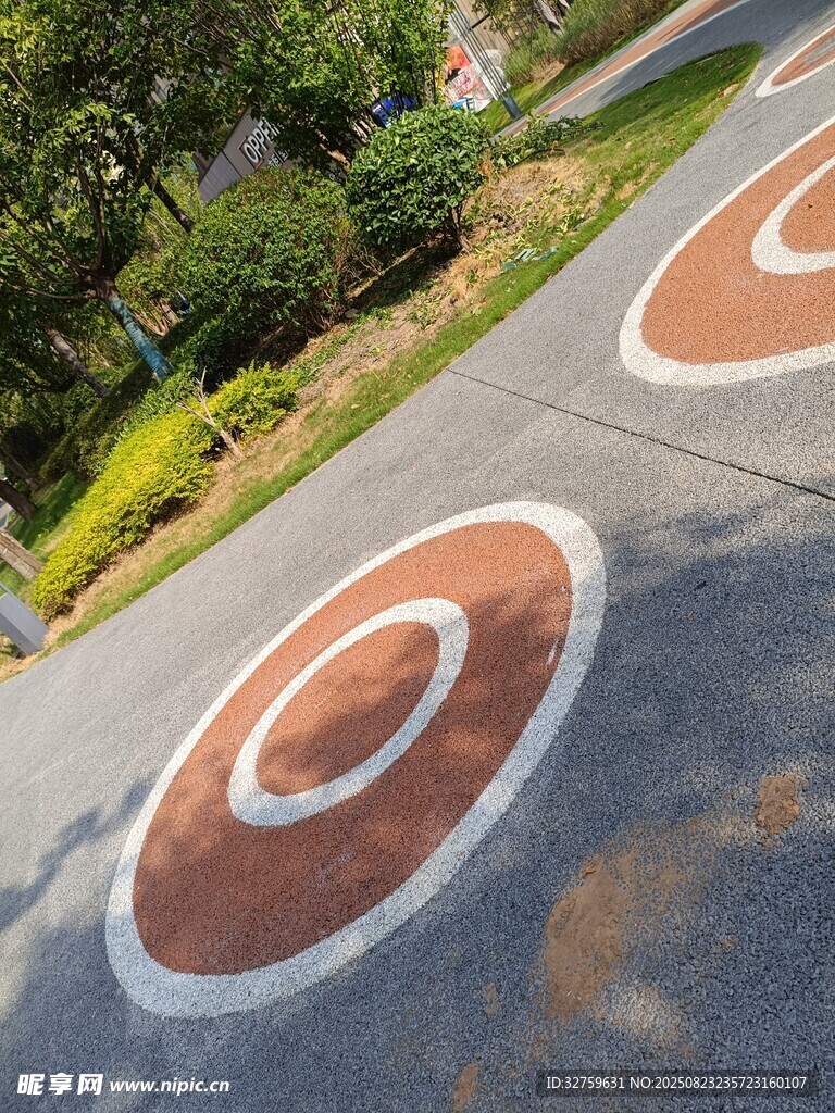路面上的圆形标识图案