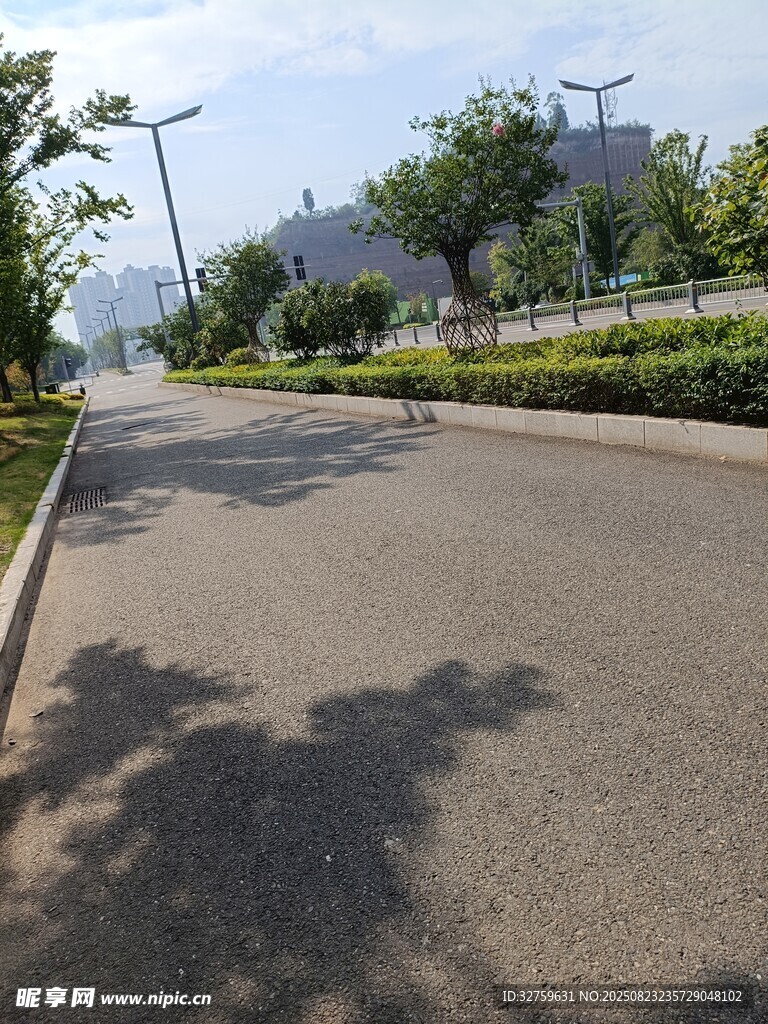 城市中安静的柏油道路